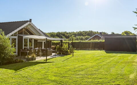 Gret - 700M from the Sea: Herbe, Maison, Domicile, Toit, Jardin, Lot Terre, Chalet, Pelouse, Ombre, Biens