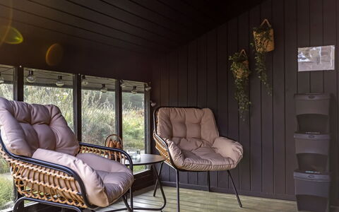 Tole - 2Km from the Sea: Meubles, Bois, Chaise, Design Intérieur, Sol, Dur, Mobilier De Jardin, Parquet, Tache De Bois, Salon