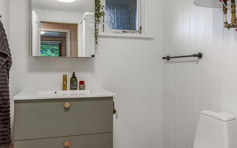 Tole - 2Km from the Sea: Sol, Luminaire Plomberie, Salle De Bains, Sol, Design Intérieur, Plomberie, Toilette, Armoire De Toilette, Cabinetry, Évier