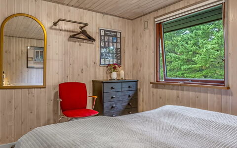 Tole - 2Km from the Sea: Chambre, Design Intérieur, Lit, Bois, Meubles, Sol, Plafond, Drap De Lit, Sol, Pièce