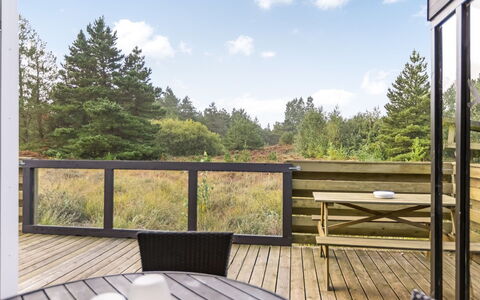 Tole - 2Km from the Sea: Bois, Dur, Plate-Forme, Tache De Bois, Parquet, Porche, Planche, Balcon, Balustrade, Ombre