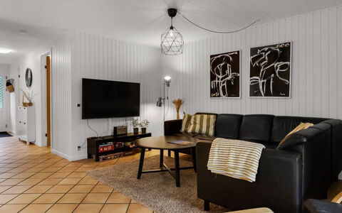 Ilsebet - 30Km from the Sea: Meubles, Design Intérieur, Mur, Sol, Canapé, Bois, Plafond, Sol, Luminaire, Salon
