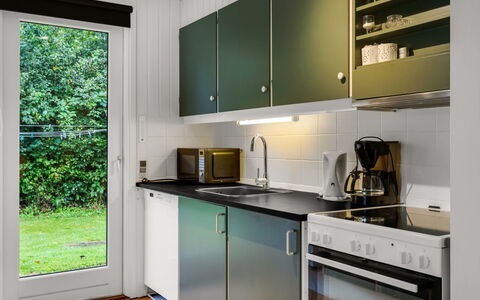 Ilsebet - 30Km from the Sea: Appareil De Cuisine, Cuisine, Principaux Appliance, Comptoir, Design Intérieur, Bois, Sol, Evier, Meubles, Cabinetry
