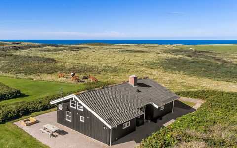 Aiana - 300M from the Sea: Maison, Toit, Domicile, Chalet, Arbuste, Couverture De Sol, Biens, Ferme, Siding, Batiments Jardin
