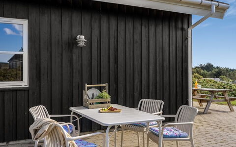 Aiana - 300M from the Sea: Maison, Toit, Domicile, Chalet, Arbuste, Couverture De Sol, Biens, Ferme, Siding, Batiments Jardin