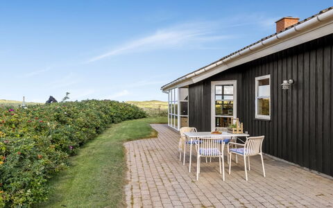 Aiana - 300M from the Sea: Maison, Toit, Domicile, Chalet, Arbuste, Couverture De Sol, Biens, Ferme, Siding, Batiments Jardin