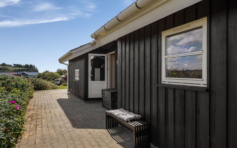 Aiana - 300M from the Sea: Maison, Toit, Domicile, Chalet, Arbuste, Couverture De Sol, Biens, Ferme, Siding, Batiments Jardin