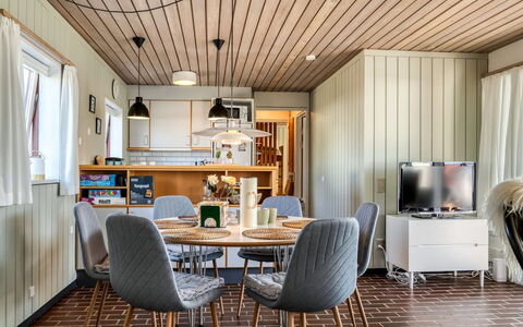 Enwald - 700M from the Sea: Meubles, Design Intérieur, Bois, Sol, Plafond, Chaise, Table Cuisine Et Salle A Manger, Luminaire, Table, Salle À Manger