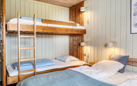 Enwald - 700M from the Sea: Lit, Chambre, Drap De Lit, Literie, Design Intérieur, Bois, Meubles, Lit Superposé, Plafond, Textile
