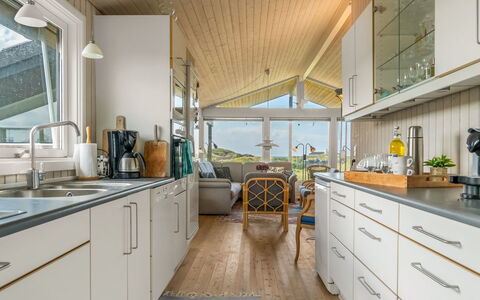 Myrna - 250M from the Sea: Sol, Design Intérieur, Plafond, Cuisine, Sol, Comptoir, Parquet, Cabinetry, Tache De Bois, Dur