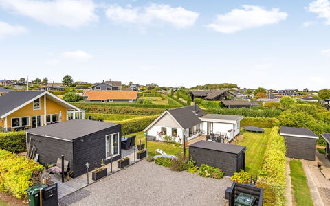 Arnia - 250M from the Sea: Chalet, Arrière-Cour, Cour, Batiments Jardin, Cabanon, Siding, Mobilier De Jardin, Cabane En Rondins, Structure En Plein Air, Cabane