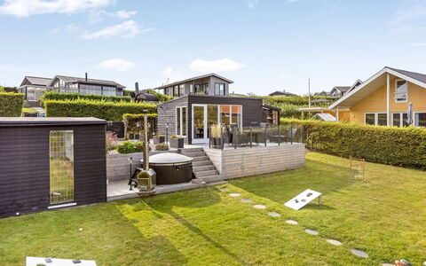 Arnia - 250M from the Sea: Chalet, Arrière-Cour, Cour, Batiments Jardin, Cabanon, Siding, Mobilier De Jardin, Cabane En Rondins, Structure En Plein Air, Cabane
