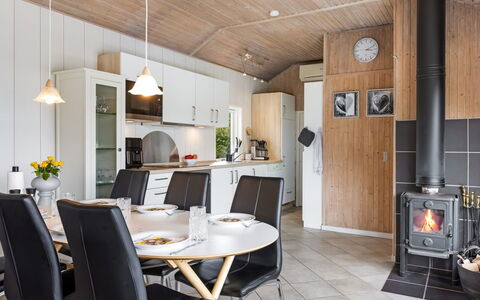 Arnia - 250M from the Sea: Chalet, Arrière-Cour, Cour, Batiments Jardin, Cabanon, Siding, Mobilier De Jardin, Cabane En Rondins, Structure En Plein Air, Cabane