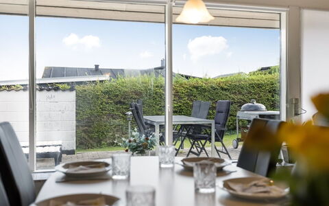 Arnia - 250M from the Sea: Chalet, Arrière-Cour, Cour, Batiments Jardin, Cabanon, Siding, Mobilier De Jardin, Cabane En Rondins, Structure En Plein Air, Cabane