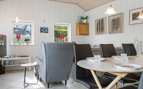 Arnia - 250M from the Sea: Chalet, Arrière-Cour, Cour, Batiments Jardin, Cabanon, Siding, Mobilier De Jardin, Cabane En Rondins, Structure En Plein Air, Cabane