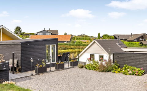 Arnia - 250M from the Sea: Chalet, Arrière-Cour, Cour, Batiments Jardin, Cabanon, Siding, Mobilier De Jardin, Cabane En Rondins, Structure En Plein Air, Cabane