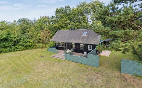 Joon - 100M from the Sea: Herbe, Maison, Toit, Chalet, Arbuste, Domicile, Zone Rurale, Couverture De Sol, Pelouse, Jardin