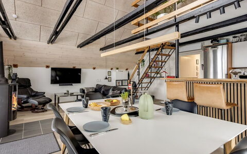 Milutin - 650M from the Sea: Bois, Design Intérieur, Plafond, Sol, Meubles, Sol, Chaise, Table Cuisine Et Salle A Manger, Salon, Dur