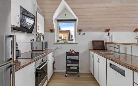 Milutin - 650M from the Sea: Bois, Domicile, Meubles, Cuisine, Comptoir, Plafond, Appartement, Cabinetry, Principaux Appliance, Pièce
