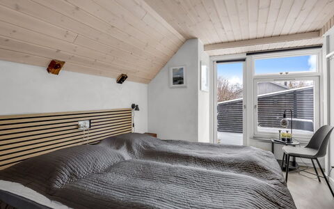 Milutin - 650M from the Sea: Bois, Design Intérieur, Chambre, Plafond, Lit, Meubles, Drap De Lit, Cadre De Lit, Literie, Linge