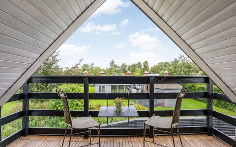 Milutin - 650M from the Sea: Bois, Porche, Dur, Planche, Chalet, Plate-Forme, Ombre, Mobilier De Jardin, Chaise, Eco Hôtel