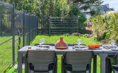 Résidence les Maisons de Surf: Meubles, Mobilier De Jardin, Table, Tableau De Plein Air, Chaise, Jardin, Ombre, Arrière-Cour, Patio, Table Cuisine Et Salle A Manger