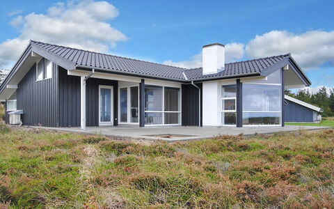 Arisa - 100M to the Fjord: Maison, Toit, Domicile, Chalet, Arbuste, Couverture De Sol, Biens, Ferme, Siding, Batiments Jardin