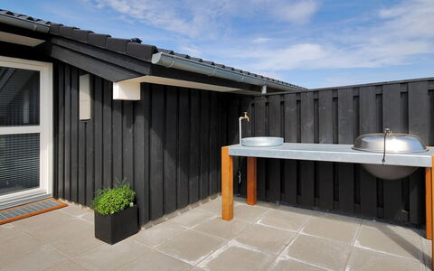 Arisa - 100M to the Fjord: Maison, Toit, Domicile, Chalet, Arbuste, Couverture De Sol, Biens, Ferme, Siding, Batiments Jardin