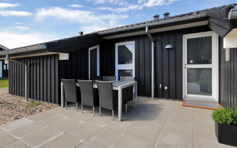 Arisa - 100M to the Fjord: Maison, Toit, Domicile, Chalet, Arbuste, Couverture De Sol, Biens, Ferme, Siding, Batiments Jardin