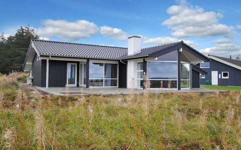 Arisa - 100M to the Fjord: Maison, Toit, Domicile, Chalet, Arbuste, Couverture De Sol, Biens, Ferme, Siding, Batiments Jardin