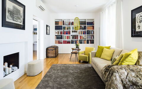 Penthouse: Meubles, Design Intérieur, Sol, Sol, Canapé, Mur, Salon, Parquet, Pièce, Domicile