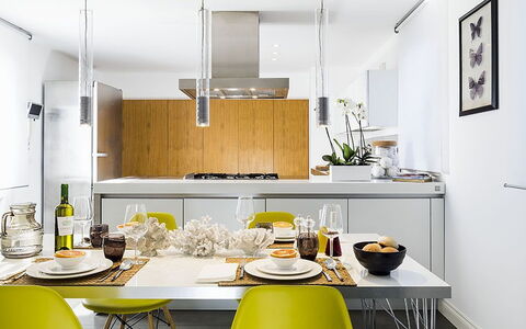 Penthouse: Meubles, Cuisine, Design Intérieur, Comptoir, Sol, Appareil De Cuisine, Jaune, Table Cuisine Et Salle A Manger, Luminaire, Chaise