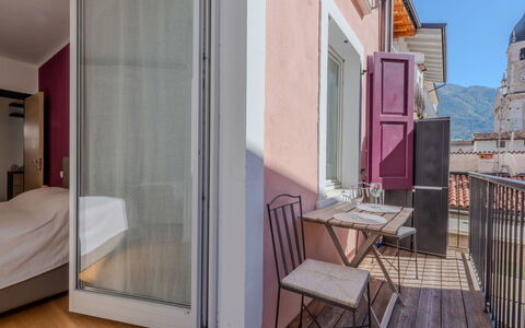 Virginia: Sol, Domicile, Rose, Appartement, Tache De Bois, Balcon, Dur, Chaise, Linge, Parquet