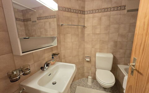 Ferienwohnung Selva: Salle De Bains, Siège De Toilette, Luminaire Plomberie, Sol, Sol, Lavabo, Toilette, Évier, Design Intérieur, Robinet