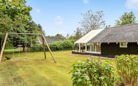 Madita - 30Km from the Sea: Toit, Maison, Domicile, Chalet, Porte, Siding, Plate-Forme, Porche, Planche, Dur