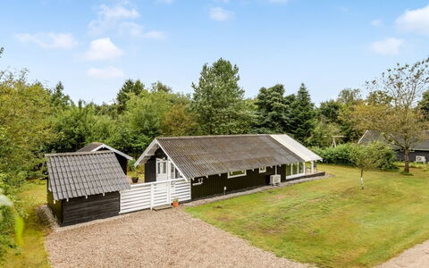 Madita - 30Km from the Sea: Toit, Maison, Domicile, Chalet, Porte, Siding, Plate-Forme, Porche, Planche, Dur