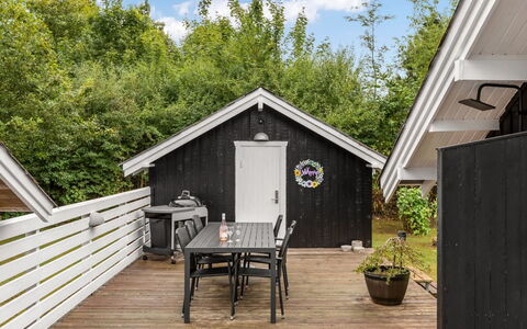Madita - 30Km from the Sea: Bois, Domicile, Architecture, Maison, Chalet, Siding, Toit, Porte, Porche, Planche