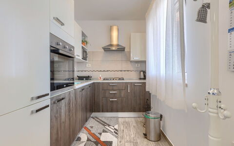 Lidija: Cuisine, Appareil De Cuisine, Comptoir, Principaux Appliance, Cabinetry, Design Intérieur, Sol, Meubles, Bois, Électroménager