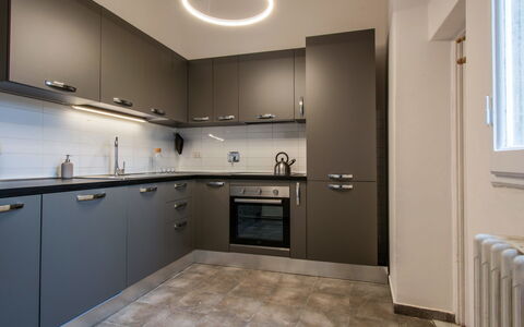 Piazza del Carmine Apartament: Cuisine, Comptoir, Appareil De Cuisine, Cabinetry, Design Intérieur, Principaux Appliance, Plafond, Luminaire, Sol, Cuisinière