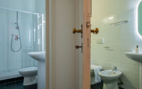 Piazza del Carmine Apartament: Mur, Sol, Salle De Bains, Sol, Design Intérieur, Luminaire Plomberie, Lavabo, Plafond, Plomberie, Pièce