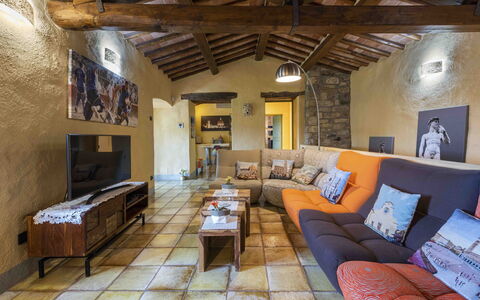 Villa Belchianti: Meubles, Design Intérieur, Sol, Canapé, Mur, Sol, Bois, Salon, Plafond, Pièce