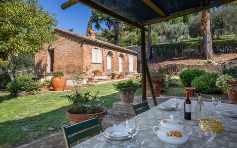 Maria Gabriella Holiday Home In Monticchiello: Brique, Chalet, Hacienda, Pot De Fleur, Plante D'Appartement, Arrière-Cour, Aliments, Chaise, Ferme, Villa