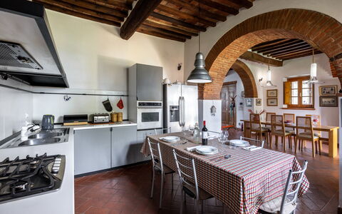 Maria Gabriella Holiday Home In Monticchiello: Meubles, Mur, Design Intérieur, Sol, Plafond, Cuisine, Domicile, Chaise, Pièce, Sol