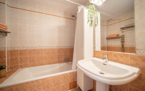 Cala Pi House: Lavabo, Salle De Bains, Luminaire Plomberie, Sol, Design Intérieur, Évier, Sol, Robinet, Plomberie, Pièce