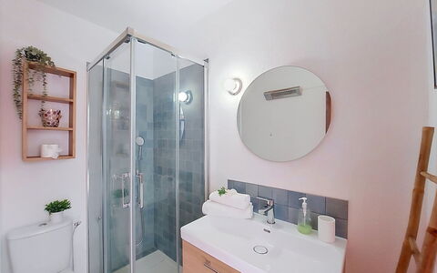 Le Barcarès 255: Salle De Bains, Luminaire Plomberie, Design Intérieur, Sol, Sol, Lavabo, Toilette, Armoire De Toilette, Miroir, Plomberie