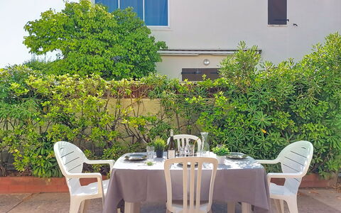 Le Barcarès 255: Meubles, Chaise, Tableau De Plein Air, Mobilier De Jardin, Ombre, Table Cuisine Et Salle A Manger, Jardin, Cour, Aménagement Paysager, Arrière-Cour