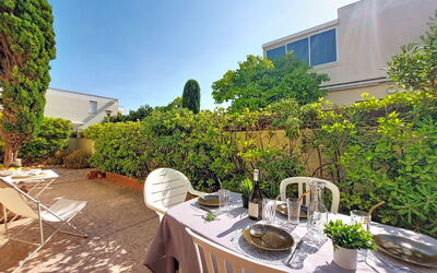 Le Barcarès 255: Arbuste, Jardin, Aménagement Paysager, Cour, Chaise, Ombre, Hacienda, Arrière-Cour, Mobilier De Jardin, Cour