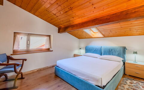 Mansarda in Legno San Rocco: Bois, Design Intérieur, Lit, Plafond, Chambre, Sol, Meubles, Sol, Pièce, Domicile
