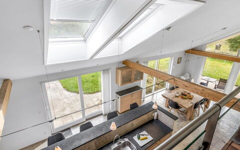 Talitha - 40M from the Sea: Bois, Plafond, Design Intérieur, Sol, Cuisine, Grenier, Dur, Comptoir, Faisceau