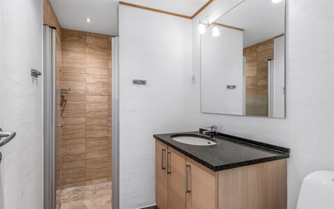 Talitha - 40M from the Sea: Luminaire Plomberie, Sol, Design Intérieur, Évier, Salle De Bains, Sol, Lavabo, Robinet, Armoire De Toilette, Plomberie
